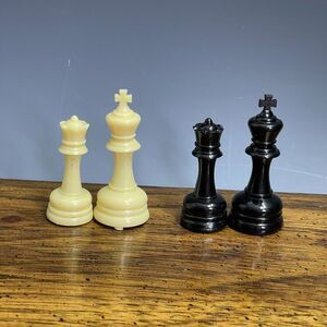 Chess Replacement Pieces Four Plastic Pieces King‎ & Queen